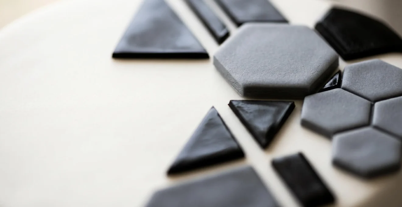 Détails de formes géométriques parfaitement découpées en pâte à sucre et chocolat sur un gâteau moderne